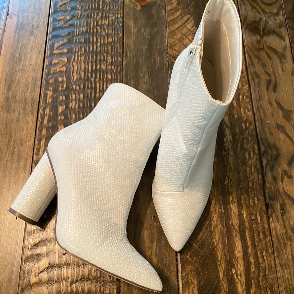 Snakeskin Print White Pointed-Toe Booties
